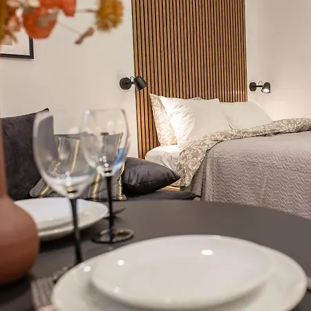 דירה Modern Riverside Stays For 4 *