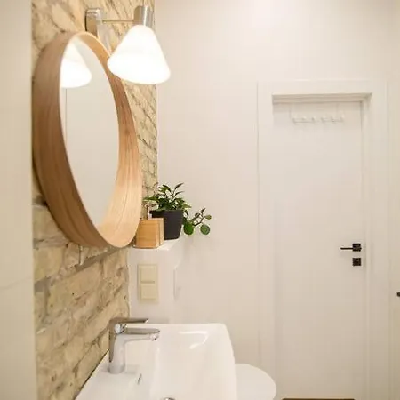 Modern Riverside Stays For 4 דירה וילנה