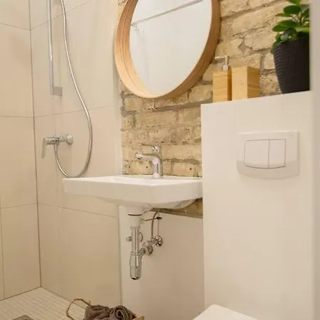 Modern Riverside Stays For 4 * וילנה