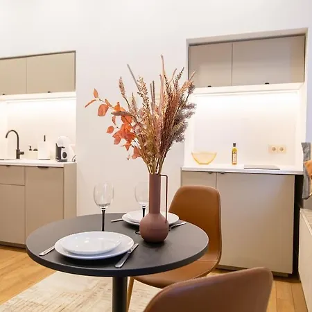Modern Riverside Stays For 4 וילנה